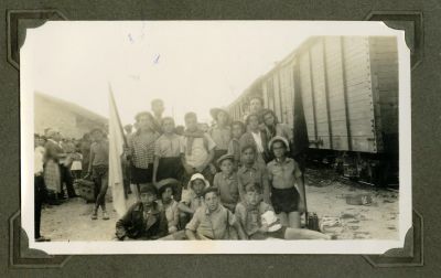 אלבום תצלומים - התיישבות, בריגדה, נוטרים, עולים, בנייה עברית. אלבום ובו כ 160 תצלומים מונחים 