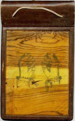 כריכת אלבום עץ זית שעוצבה במחנה הגולים אסמרה. כריכה עשויה עץ ועור שעוצבה במחנה הגולים אסמרה - 