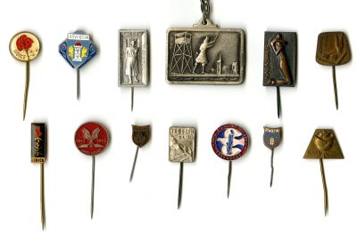 אוסף סיכות זיכרון ממחנות ריכוז והשמדה. 13 סיכות זיכרון של מחנות ריכוז והשמדה שונים בזמן השואה. 