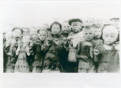 ילדים יהודים ממוצא פולני כפי שנמצאו באושוויץ ביום שחרור המחנה - ינואר 1945. תצלום של ילדים 