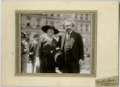 אלברט איינשטיין ואשתו בחצר בנין 'מלחמה וצי' בוושינגטון . תצלום של אלברט ואלזה איינשטיין בחצר ה 