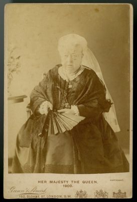המלכה ויקטוריה - תצלום גדול ונדיר. HER MAJESTY THE QUEEN 1900 - תצלום אלבומין גדול של מלכת 
