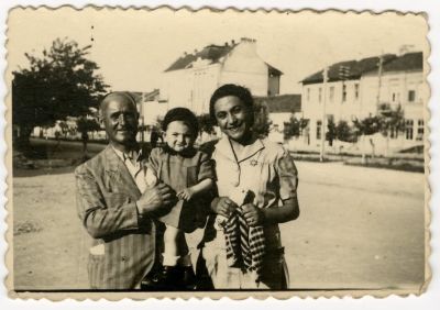 תצלום של משפחה בולגרית עם טלאי צהוב - כפתור. תצלום משפחה יהודית מבולגריה עם טלאי צהוב כפתור על 