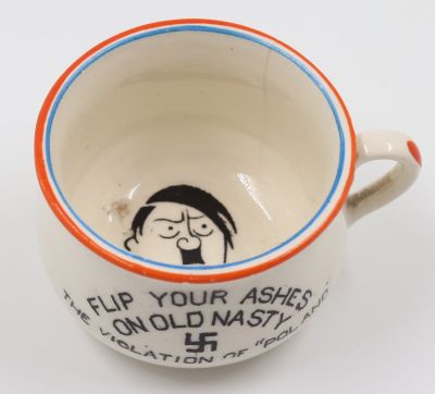 סיר לילה אנטי-נאצי מיניאטורי. אנגליה, [1939]. "flip your ashes on old nasty" - 'זרוק את האפר 