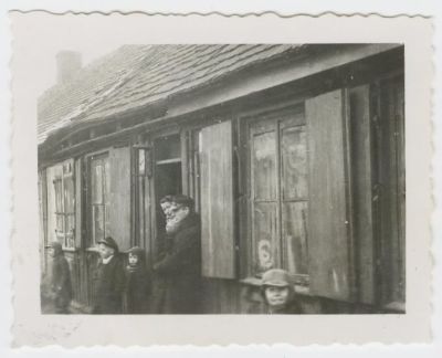 שבעה תצלומים מגטו ורשה לאחר שהוצת בידי הנאצים. 7 תצלומים המתארים מראות מגטו ורשה לאחר שהוצת 