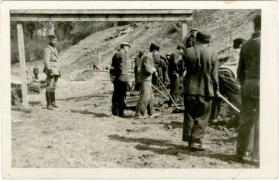 תצלום של יהודים בעבודות כפייה בזמן הכיבוש הנאצי. תצלום של יהודים בעבודות כפייה של חפירת קרקע 