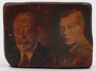 המלך ג'ורג' החמישי ובנו אדוארד השמיני - לוחית עץ מצוירת. דמויות דיוקנם של המלך ג'ורג' החמישי 