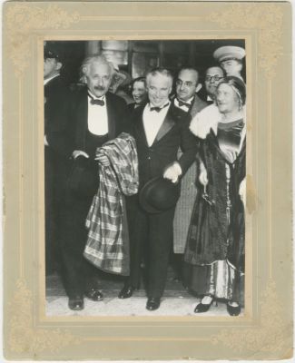 אלברט איינשטיין וצ'רלי צפלין בבואם לאירוע הבכורה של הקרנת הסרט 'אורות הכרך' של צ'פלין. תצלום 