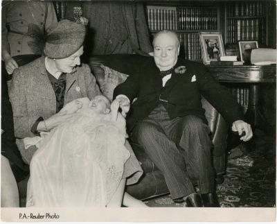 וינסטון צ'רצ'יל - עשרה תצלומים גדולים לעיתונות. אוסף מעניין וחשוב של 10 תצלומים לעיתונות של ראש 