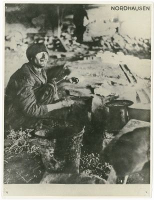 ארבעה תצלומים ממחנה המוות נורדהאוזן אשר צולמו בידי בעלות הברית בתום המלחמה. ארבעה תצלומים 