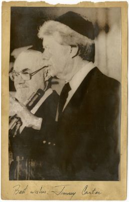 ג'ימי קרטר ורבי מרדכי פינחס טייץ - תצלום עם הקדשה חתומה בידי קרטר. נשיא ארצות הברית ג'ימי קרטר 