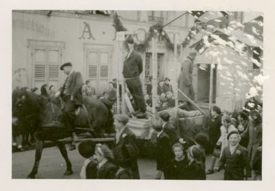 תצלום של מיצג אנטישמי בקרנבל בקלן, 1934. תצלום של מיצג אנטישמי בצורת בובה של יהודי אשר הוצא 