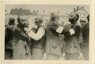 ארבעה תצלומים של יהודים בגטו ורשה - השפלה בציבור. ארבעה תצלומים של יהודים בגטו ורשה - יהודים 