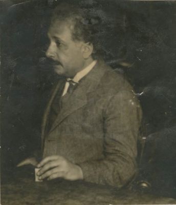 אלברט איינשטיין - תצלום מוקדם. תצלום מוקדם של אלברט איינשטיין (בהיותו סביב גיל ה־40). כפי הנראה 