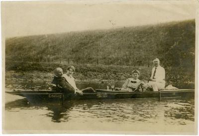 תצלום של קרל גוסטב יונג. תצלום של קרל גוסטב יונג וחברים בשיט בנהר (יונג משמאל). 
קרל גוסטב 