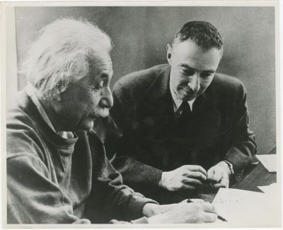 אלברט איינשטיין ופיסיקאי האטום רוברט אופנהיימר - פרינסטון, ניו ג'רסי, 1947. תצלום של שני גאוני 