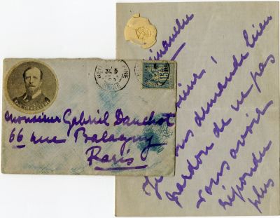 מכתב ומעטפה אנטישמית עם מדבקה של פול דרולד ומדבקת "להוריד את היהודים". פריז, 1898. מכתב שנשלח 