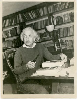 אלברט איינשטיין בחדר לימודו - 1944. אלברט איינשטיין בחדר עבודתו בביתו שברחוב מרסר 112 