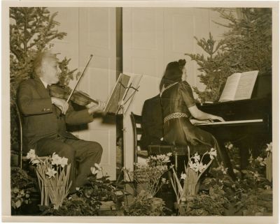 אלברט איינשטיין מנגן בכינור באירוע לכבוד פליטי מלחמת העולם השנייה - 1941. תצלום של אלברט 