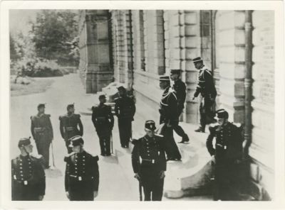 דרייפוס בצאתו מאולם בית המשפט ברן בחזרה לכלא הצבאי - תצלום לעיתונות. תצלום לעיתונות בו נראה 