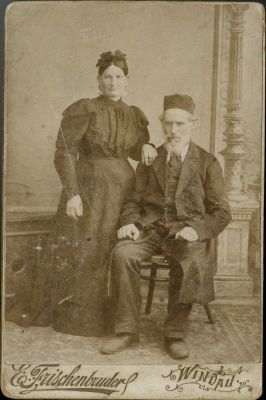 תצלום של רבי יהודה לייב ליכטנשטיין ורעייתו שרה - החותנים של רבי עוזר וייצמן אביו של נשיאה 