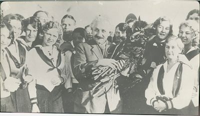 אלברט איינשטיין בביקור בתיכון לבנות בסן דייגו - קליפורניה - תצלום גדול. דצמבר, 1930. תצלום גדול 