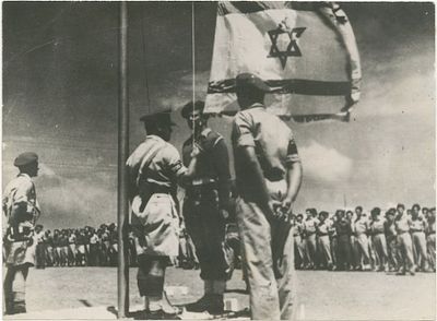 תצלום של טקס הנפת הדגל באירועי הפסקת הקרבות בארץ ישראל. 9 ביוני 1948. תצלום של טקס הנפת הדגל 