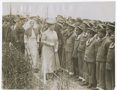 אוסף תצלומים גדולים לעיתונות של המלכה מרי מטק מאירועים ציבוריים חשובים. 14 תצלומים גדולים 