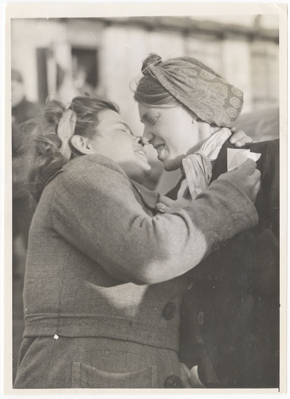A human embrace at the end of the war – rare press photograph. A moving photograph taken at the 