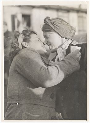 A human embrace at the end of the war – rare press photograph. A moving photograph taken at the 