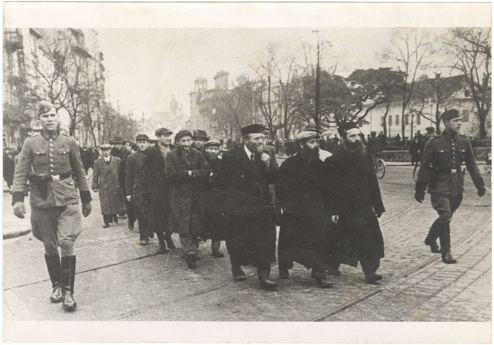 Jews rounded up for forced labor by the Gestapo in Warsaw – Press photo – March 1940. Large 