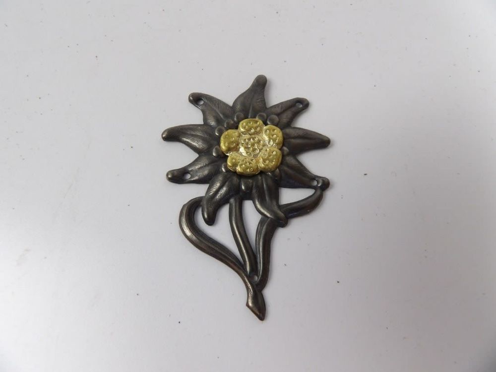 Lot 158: WW2 WWII German Mountain Division Soliders Edelweiss Cap Badge