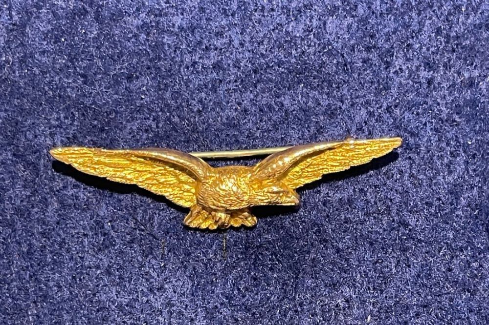 Lot 228: WWII 9kt. RAF Pathfinder or Sweetheart Badge