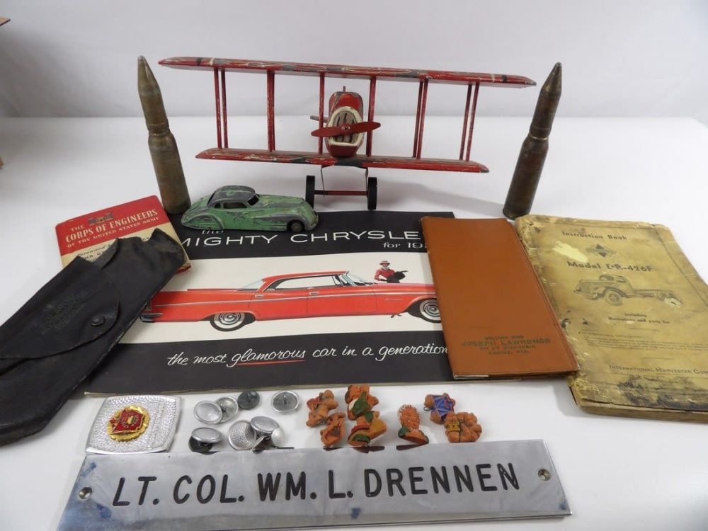 Lot 374: Vintage Mixed Lot of Collector Items