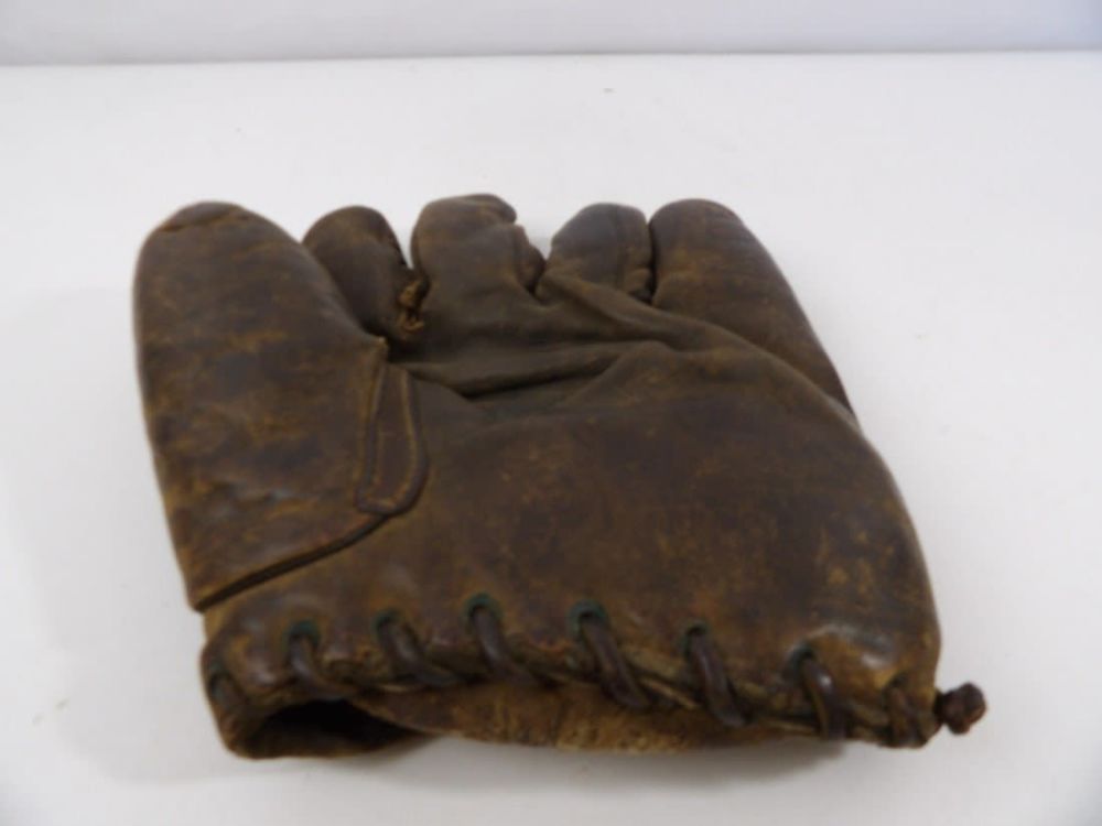 Lot 392: Vintage 1930s Split Finger Baseball Glove