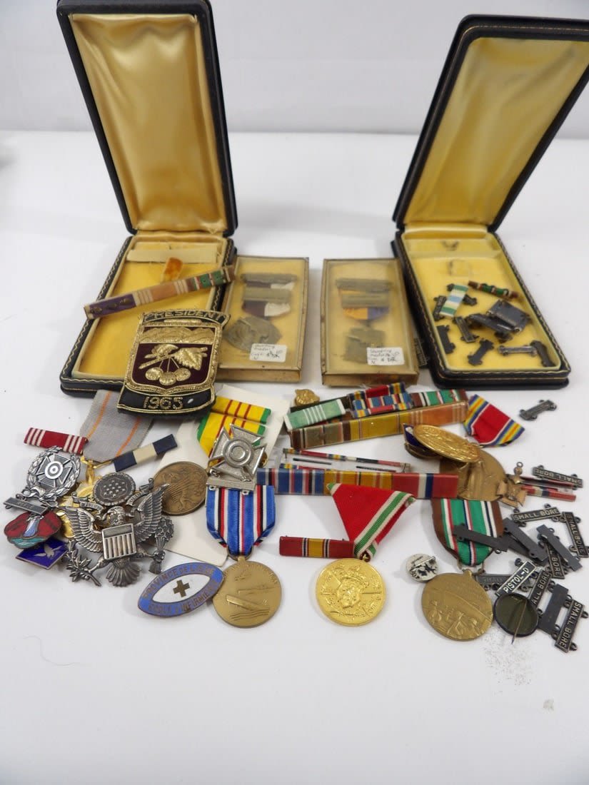 Lot 429: WW2 to modern pins and medals lot