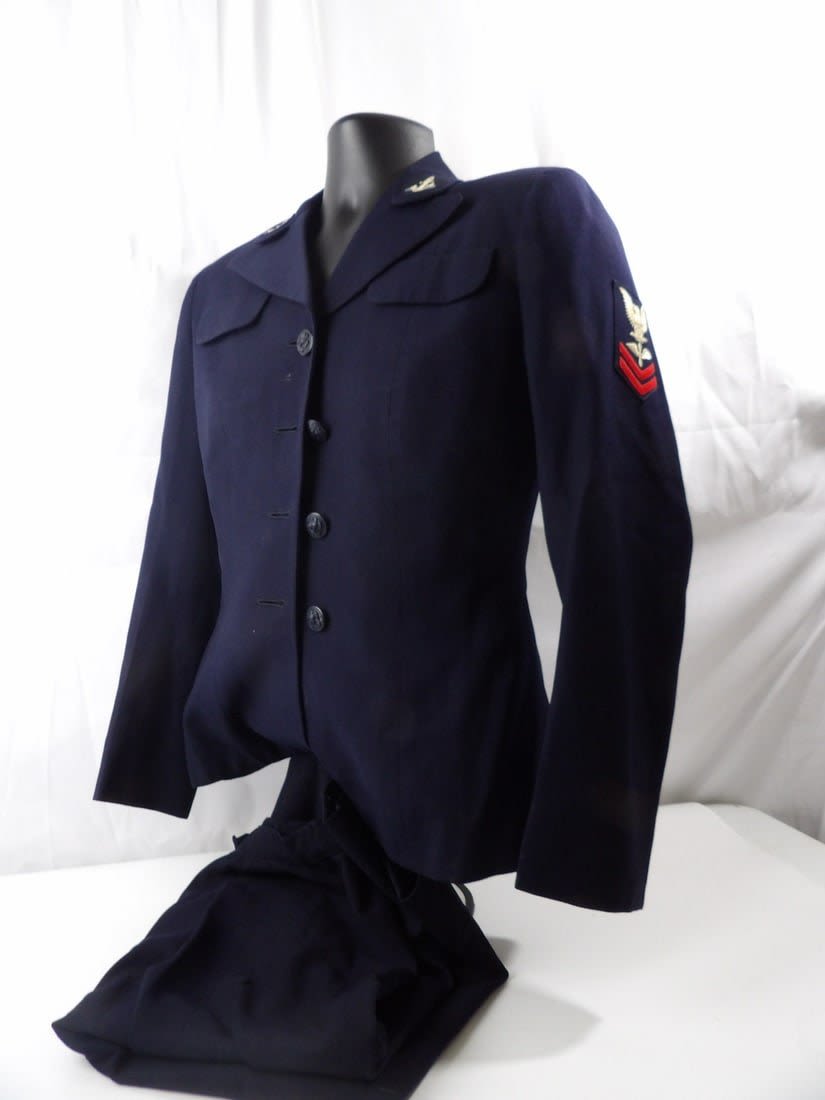 Lot 468: Named WW2 Us Navy Waves Aviation Machinest Mate 2nd class Uniform