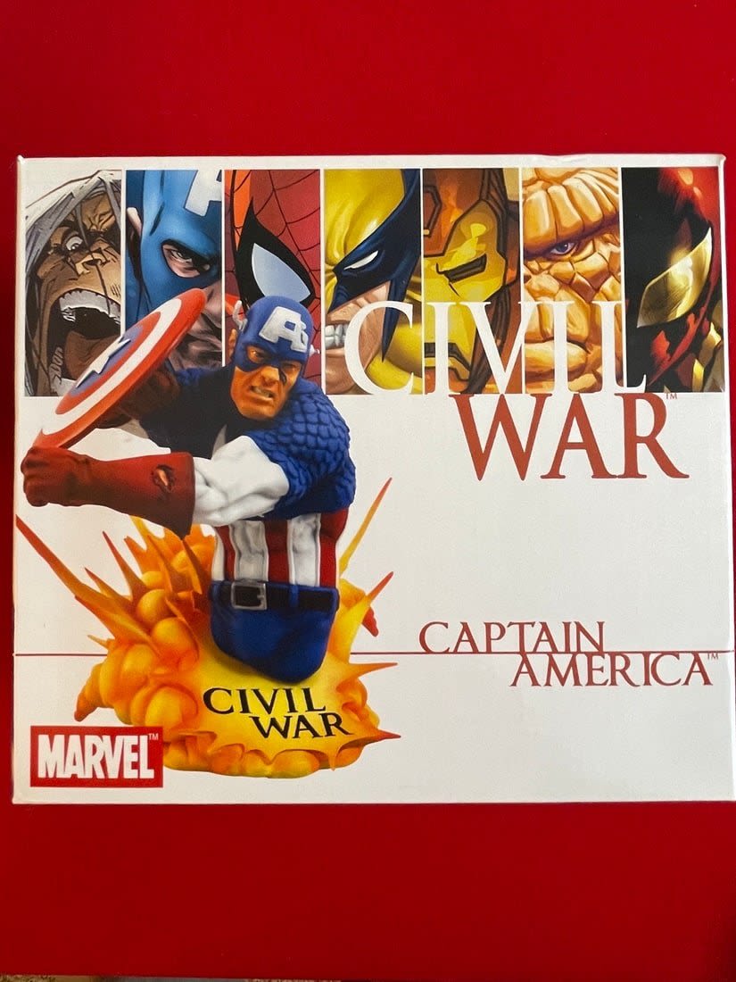 Lot 680: Marvel Civil War Captain America Statue NIB LE