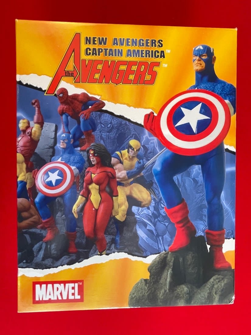 Lot 691: The New Avengers Captain America Mini-Bust Statue NIB LE