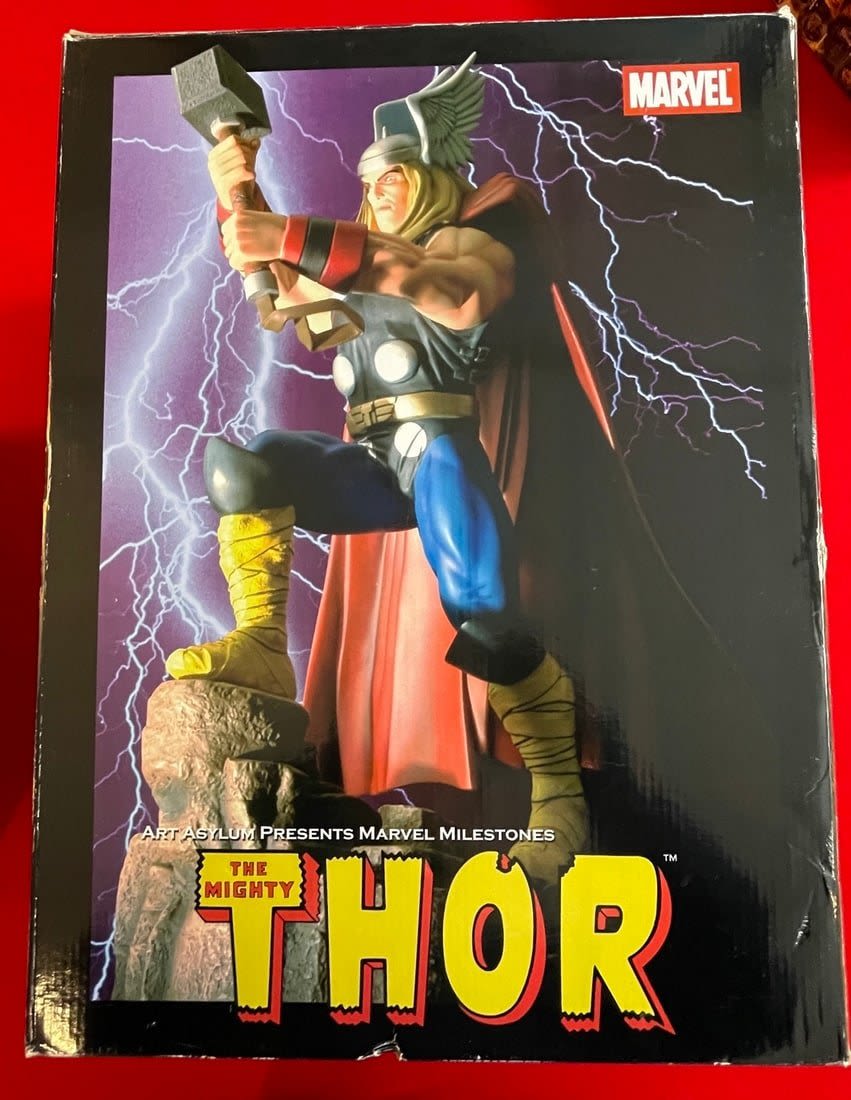 Lot 694: 2005 Art Asylum THOR Statue NIB Limited Edition