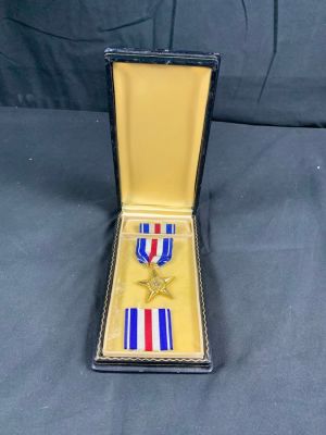 WW2 WWII Silver Star Medal with Coffin Case. Missing lapel pin. Not named or numbered.