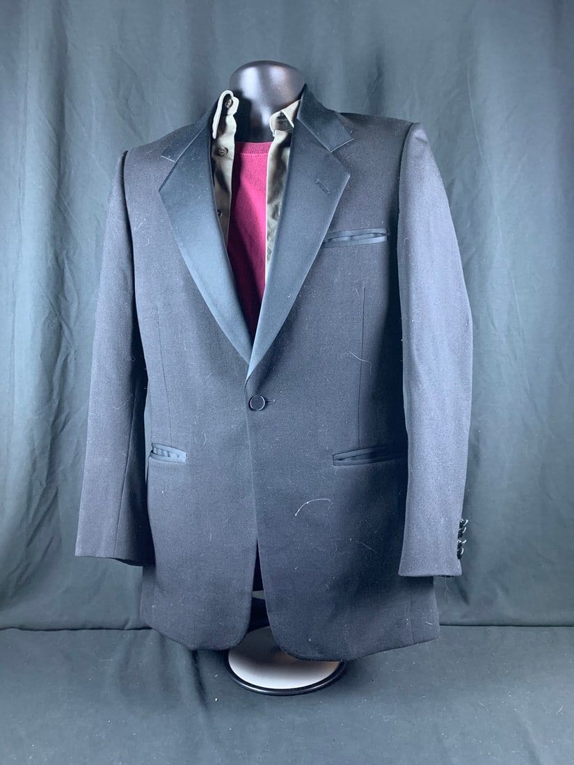 Lot 445: James Mcavoy professor X suit from the X-men movie Dark Phoenix