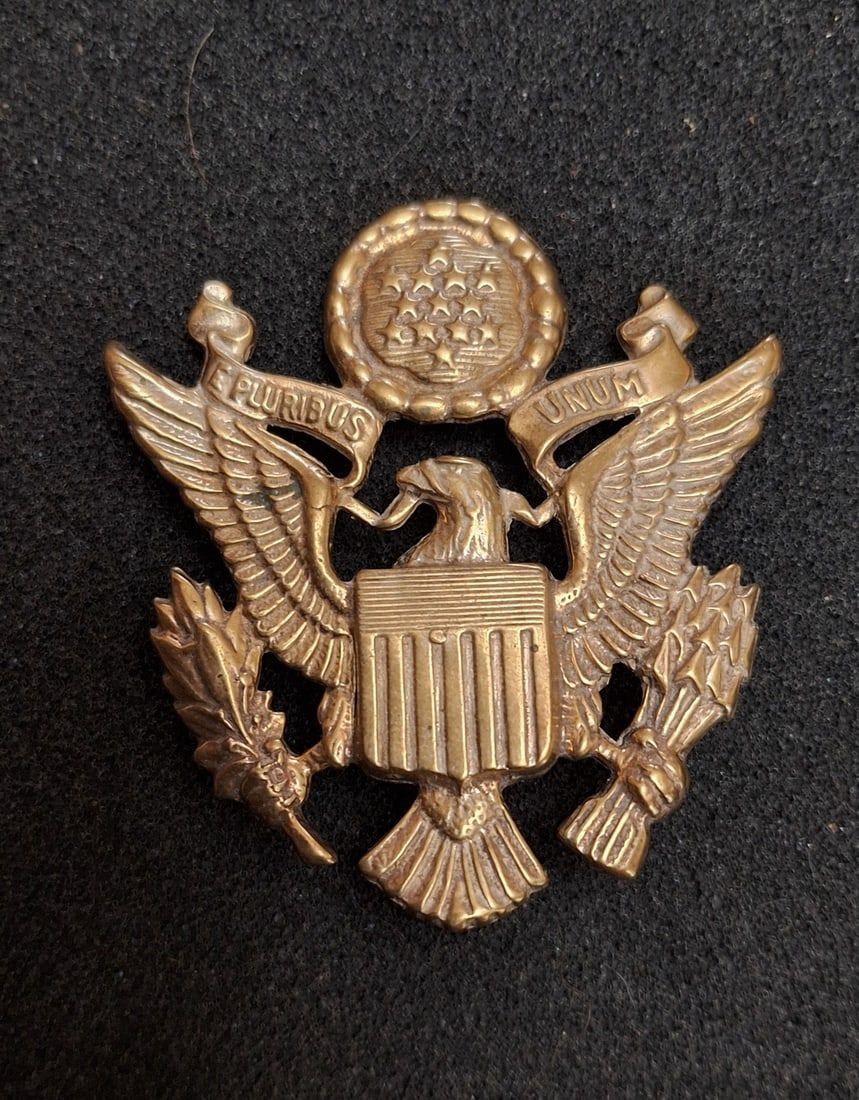 Lot 11: WWII Luxenberg made Officer Hat Badge