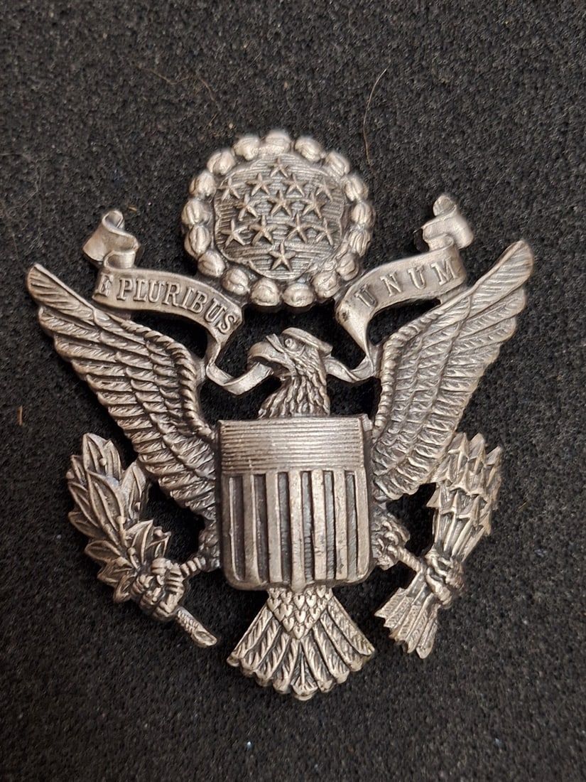 Lot 12: WWII Luxenberg made Officer Hat Badge