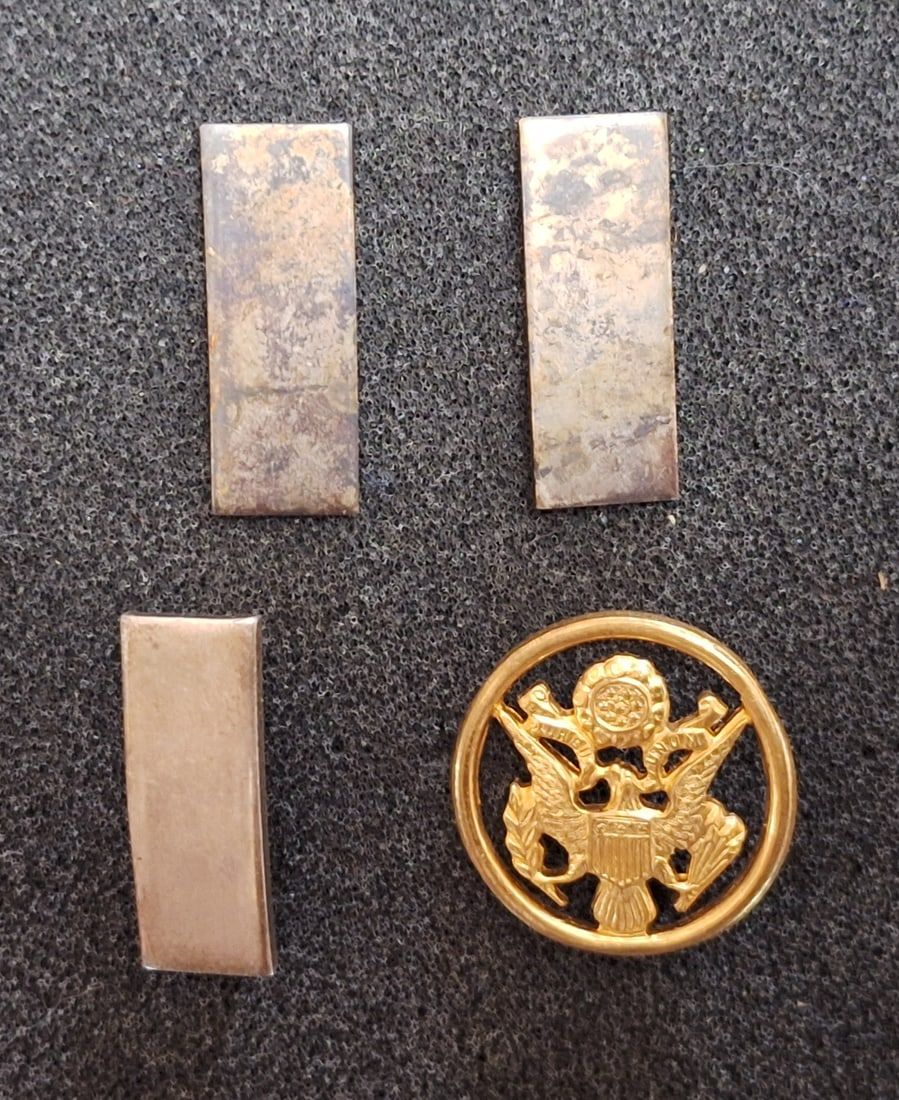 Lot 13: WWII Luxenberg made Collar insignia collection