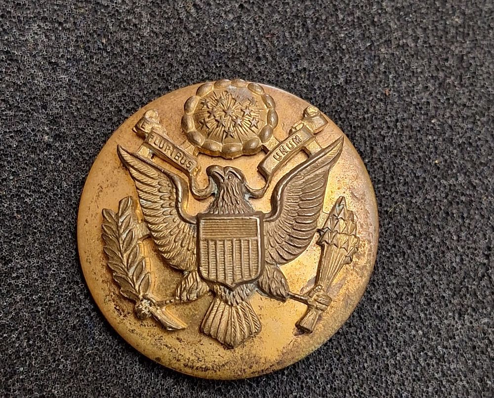 Lot 21: WWII Australian Theater made WWII US Enlisted mans Hat Badge by KG Luke