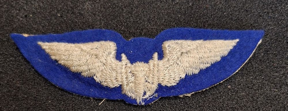 Lot 40: WWII English - British Theater made Gunners Wing - Badge