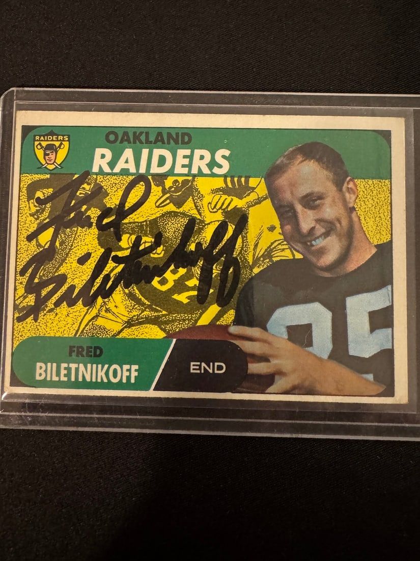 Lot 415: 1968 Topps Football Fred Biletnikoff 168 Signed Trading Card