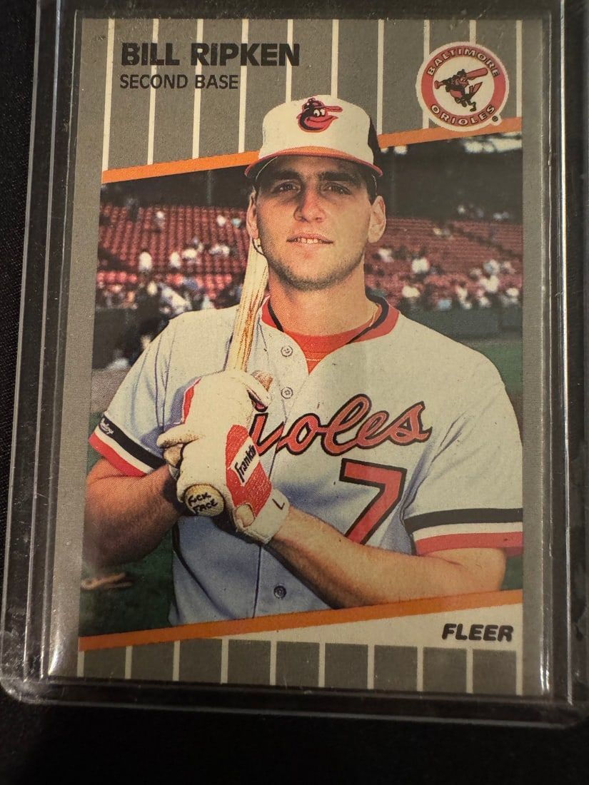 Lot 427: 1989 Fleer Bill Ripken 616 FF Error Baseball Card