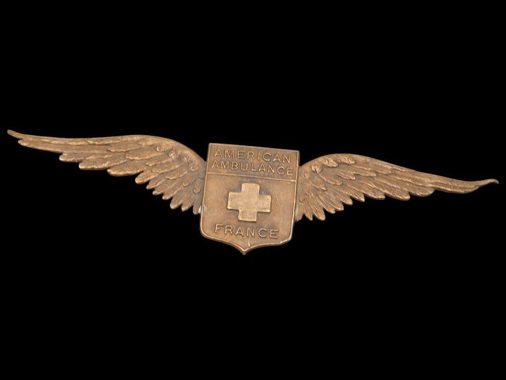 Lot 9A: Rare WWI 1916 American Ambulance Field Service cap badge